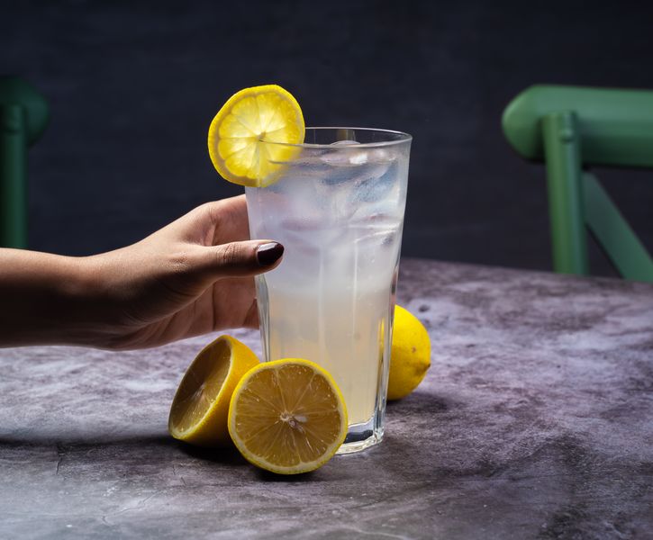 Freshly squeezed lemonade with ice